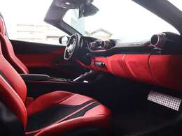 ◆レザーインテリア:Nero/Rosso Ferrari ◆カラードインナーディテール:Rosso Ferrari ◆スペシャルカラードステッチ:Nero ◆跳馬刺繍ヘッドレスト:Nero