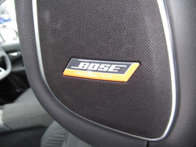＜BOSEパーソナルプラスサウンドシステム＞さらなる理想のプレミアムオーディオを追求してヘッドレストスピーカーを運転席、助手席に搭載。また、室内空間に合わせてサウンドもチューニングしています。