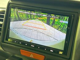 【バックカメラ】駐車時に後方がリアルタイム映像で確認できます。大型商業施設や立体駐車場での駐車時や、夜間のバック時に大活躍！運転スキルに関わらず、今や必須となった装備のひとつです！
