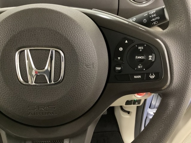 ハンドルにHondaセンシング系のクルーズコントロールやレーンキープアシストなどのスイッチが装備されています。ハンドルから手を離さず安全に操作できます。