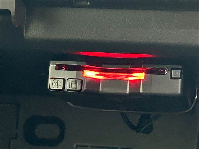 【ETC車載器】を装備しておりますので、ご納車直後からの遠距離ドライブも可能です。土日の利用料金の割引や、朝夕の通行料金を割引料金で高速道路をお楽しみいただけます。