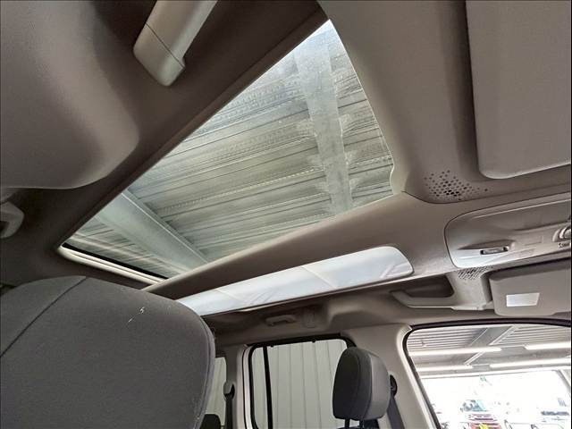 【ガラスルーフ】車内が広く感じられ、頭上いっぱいに空が広がるので景色も楽しめます♪