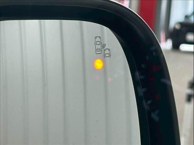 【ブラインドスポットモニター（BSM）】車線変更時に車両後方から来る車両を検知し安全をサポートする装置です。