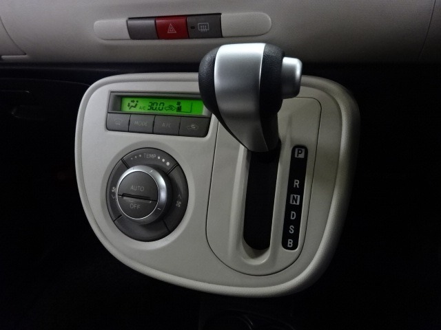 オートマチックシフトレバーは手になじみ操作しやすい形状で安全運転にもつながります　またエアコンは、かんたん操作で快適な空調が可能なオートエアコンが付いています