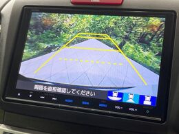【バックカメラ】駐車時に後方がリアルタイム映像で確認できます。大型商業施設や立体駐車場での駐車時や、夜間のバック時に大活躍！運転スキルに関わらず、今や必須となった装備のひとつです！