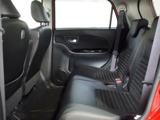 コンパクトボディのハッチバックながらも、後席は足元にゆとりがあります。