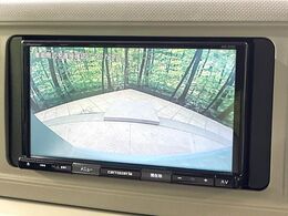 【バックカメラ】駐車時に後方がリアルタイム映像で確認できます。大型商業施設や立体駐車場での駐車時や、夜間のバック時に大活躍！運転スキルに関わらず、今や必須となった装備のひとつです！