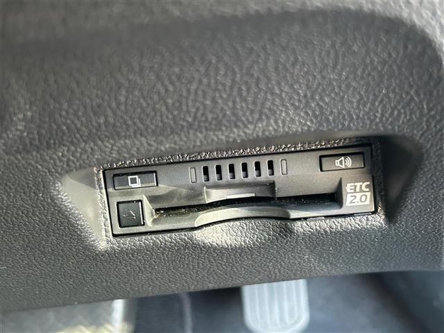 【ETC】有料道路を利用する際に料金所で停止することなく通過できる、ETC車載器（ノンストップ自動料金収受システム機器）が装備されています。セットアップを行うことで利用可能になります。