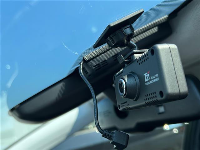 【ETC】有料道路を利用する際に料金所で停止することなく通過できる、ETC車載器（ノンストップ自動料金収受システム機器）が装備されています。セットアップを行うことで利用可能になります。