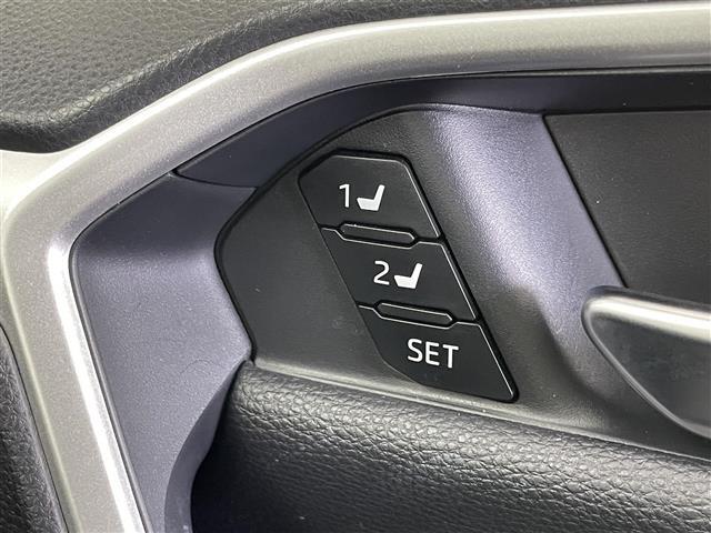 【運転席】座り心地が良いシートなので長時間の運転でも快適にお過ごしいただけます。新品のフロアマットのご注文も可能です。掲載箇所以外にご希望の写真がございましたらお気軽にお問い合わせ下さい。