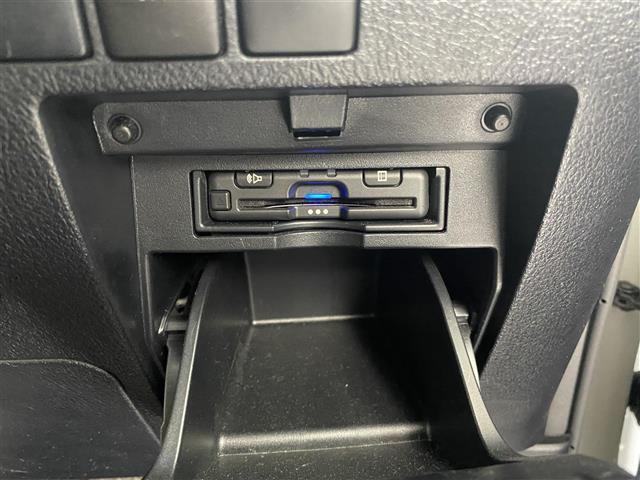 【ETC】有料道路を利用する際に料金所で停止することなく通過できる、ETC車載器（ノンストップ自動料金収受システム機器）が装備されています。セットアップを行うことで利用可能になります。