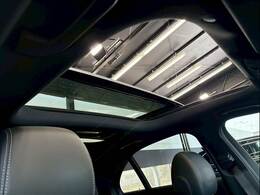 【サンルーフ】装備で解放感があり、車内も明るくなります！