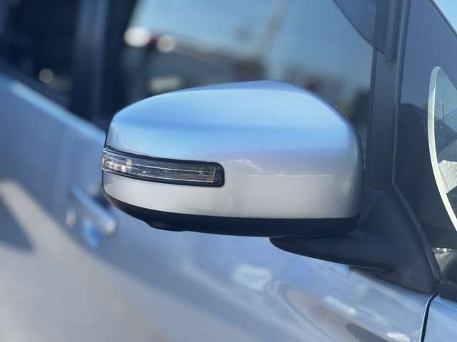 ウインカー付きミラーが、車線変更時の視認性を向上させ、安全性を高めます。特に夜間や悪天候時に効果的です。