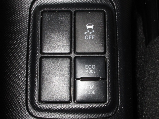 VSC（車両挙動安定化制御システム）とは、従来の車輪のロックを防ぐABS、車輪の空転を抑制するTCSに加え、クルマの横滑り、曲がるを制御し、走る・曲がる・止まるの全領域で安定性を確保するシステムです。