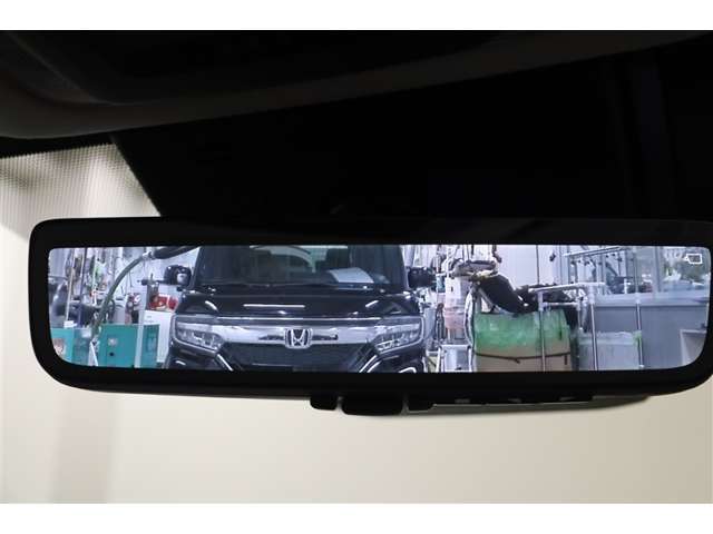 電子インナーミラーです。バックドア内側にカメラを取付けてインナーミラーに後方映像を表示。例えば、後席に大柄の方が座っていても後方確認が難なく出来ます。モニターモードとミラーモードは切替え可能です。