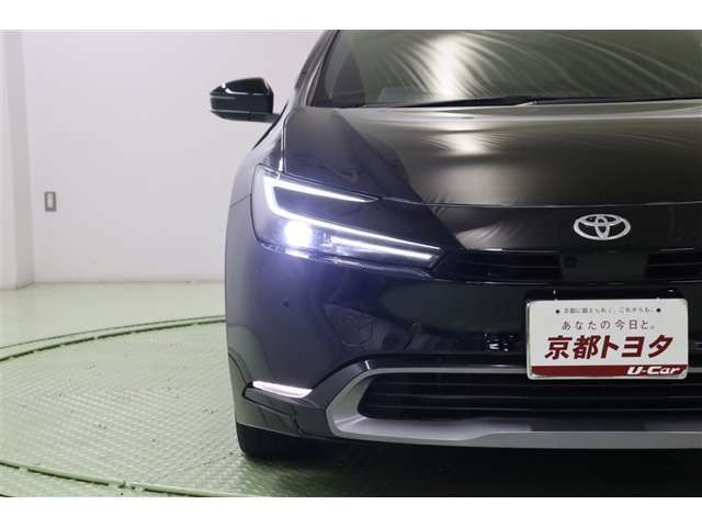 先進的なデザインのヘッドライトはBi-BeamLED。1灯の光源でローとハイビームの切替えが出来ます。ターンランプ、クリアランスランプ、デイライト機能を備えたライン発光が昼夜を問わず存在感を放ちます。