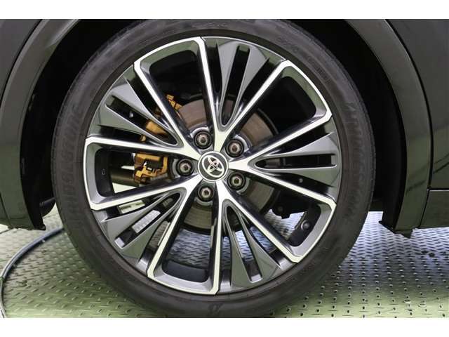 スポーティなサイドシルエットを印象的に際立たせる、切削光輝＋ダークグレーメタリックが精悍な19インチアルミホイールを装着しています。