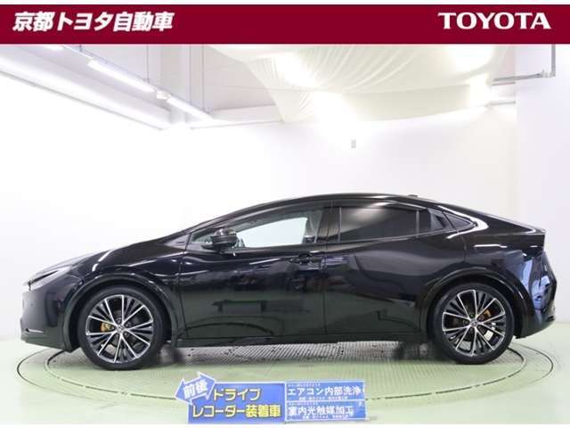 後方車両の接近を知らせる【後方車両接近告知】、至近距離の後方車両がいる場合、警察もしくはヘルプネット（Tコネクト契約が必要）への接続を提案。接続後に対処方法を伝えてくれる【周辺車両接近時サポート】搭載