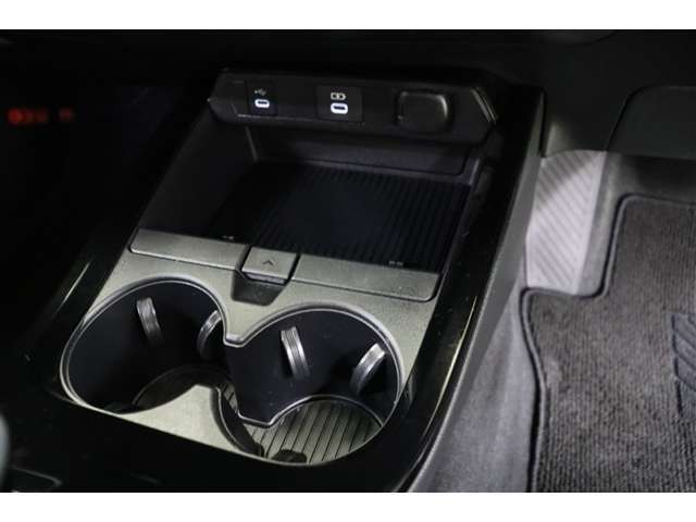 データ通信用と充電用のUSBポートが装備されています。iPhoneやスマホを繋いで音楽を再生したり、充電したり。車内にあると便利なアイテムですね！充電中のスマホの置き場に便利なトレイも備えています。