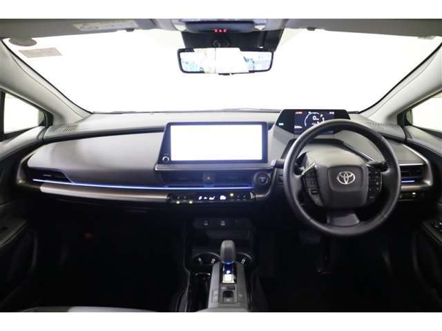 薄型かつスリムベゼルが先進的なフードレスメーターや、視認性の良いディスプレイオーディオなど直感的に操作できる工夫が凝らされ、洗練された運転席まわりです。ステアリングにはヒーターを装備しています。