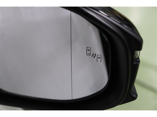 BSM搭載。バック出庫の際に左右から接近する車両を検知警告するRCTA。RCDも搭載。さらに、ドアを開ける際に後方からの接近車両との衝突の可能性がある場合警告するSEAも搭載しています。