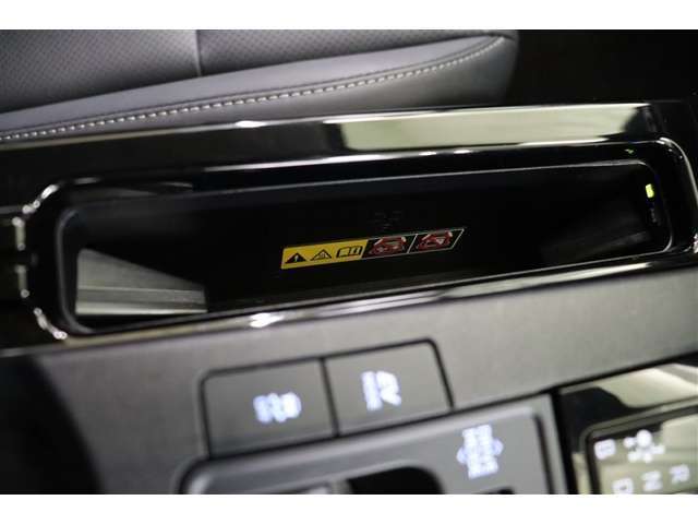 横置きにすることで使いやすさとスペース効率を高めた【置くだけ充電】を備えています。スマートフォンやiPhoneをワイヤレスで充電します。