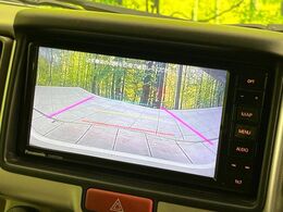 【バックカメラ】駐車時に後方がリアルタイム映像で確認できます。大型商業施設や立体駐車場での駐車時や、夜間のバック時に大活躍！運転スキルに関わらず、今や必須となった装備のひとつです！