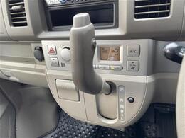 こちらコンソール周りの写真になります。中古車なので、若干の使用感はありますが、概ね問題ない状態です。手垢等もしっかり清掃して、きれいな状態ですので、一度お客様の目でご確認いただければ幸いです！