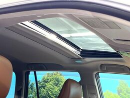 【サンルーフ】開放感たっぷりの希少装備、サンルーフが装着されています！車内に明かりを取り入れたり景色を楽しむ以外にも、車内の空気も簡単に換気できて快適です！