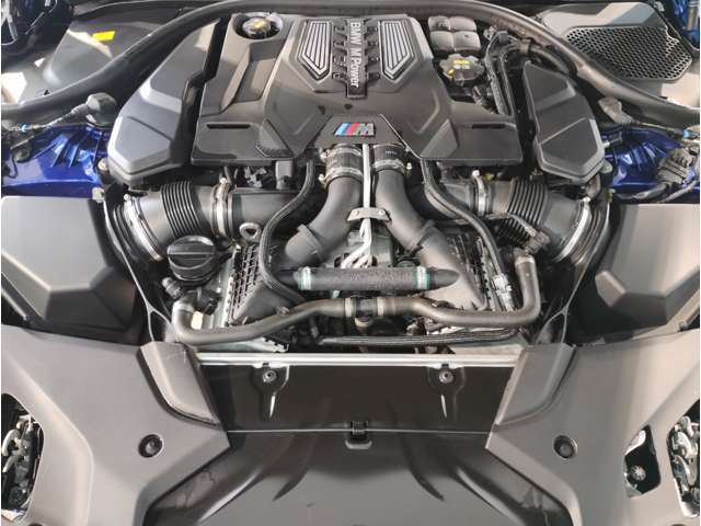 【BMWエンジン】革新的なガソリン・エンジン・テクノロジーによる高性能かつ高効率。レスポンスの良いパワーを発揮。常にスムーズな吸気を実現しアクセル開度にダイレクトに反応しドライビングを楽しく演出。