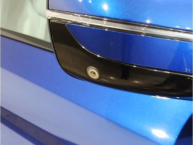 【BMWミラー】視認性の高いスタイリッシュなミラー。自動防眩機能も付いており夜間のドライビングをサポートします。
