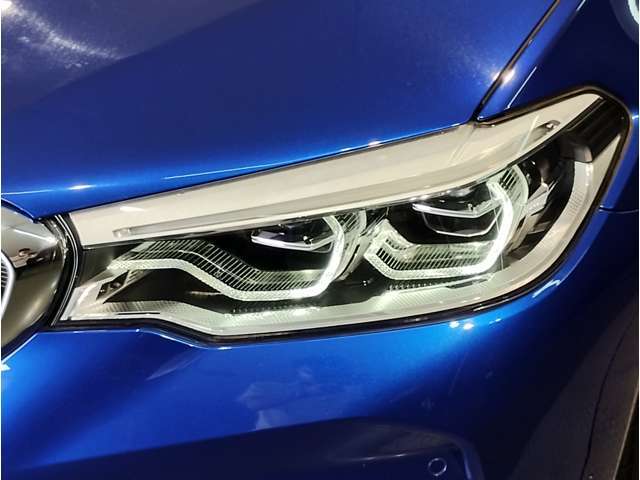 【LEDヘッドライト】先進のLEDテクノロジーを採用。放射される白色光の周波特性は太陽光に近く、バイキセノン・ヘッドライトを上回るコントラストで更に明るく輝きます！