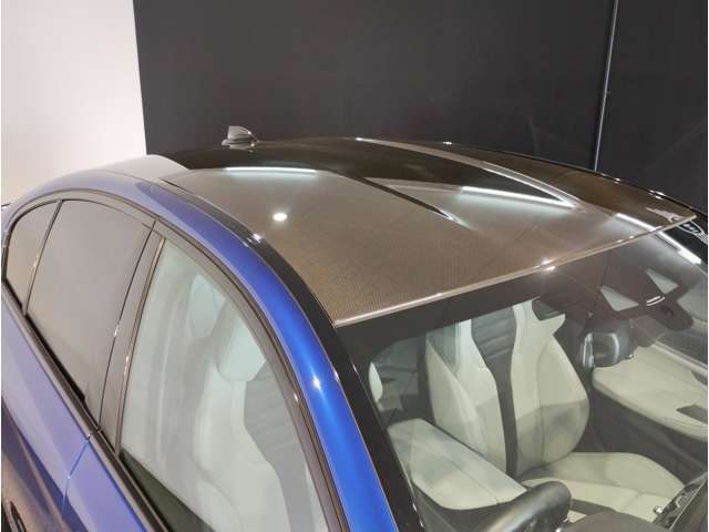 【Mカーボンファイバー製ルーフ】Mデザインの魅力的なルーフラインを更にダイナミックに強調。車両重量を低減し低重心化を図る事で、加速性能やブレーキ性能がアップ。緻密な空力テクノロジーが視覚的にも演出。