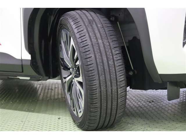 タイヤサイズはハイスペックな215/50R18。