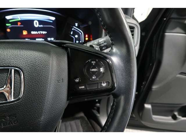 Hondaセンシングの機能のひとつ、アダプティブクルーズコントロール付！アクセルから足を離しても設定したスピードと前車との車間を保ち走行してくれます！車線維持もアシスト☆高速道路で疲労軽減ですね☆