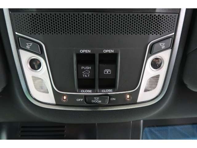 スイッチ操作で天井部がスライドし、広大なサンルーフが出現。ガラス部はさらに電動で開閉でき、チルトアップ機構も備えています。