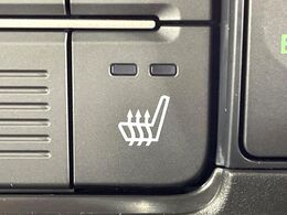 【シートヒーター】寒い日に重宝するシートヒーター！エアコンより早く温まってくれるので寒がりの人も安心ですね♪エアコンの温風は乾燥するから苦手、という方にもをおすすめです。