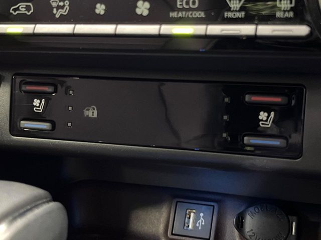 【シートベンチレーション】夏場は涼しい風でお尻や背中の熱やムレを防ぎ、冬はエアコンよりも早く温まってポカポカに！レザーシートにうれしい装備で、季節を問わず快適に過ごせます。