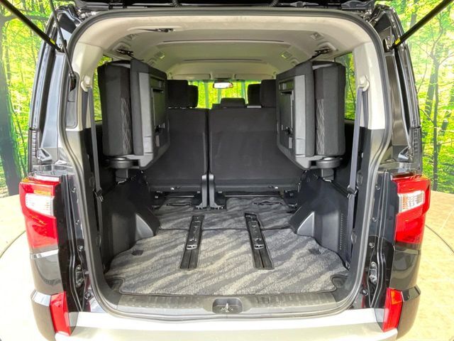 後席を格納すると、これだけの広さが！シーンに合わせたシートアレンジで、大きな荷物も積むことが出来ます♪