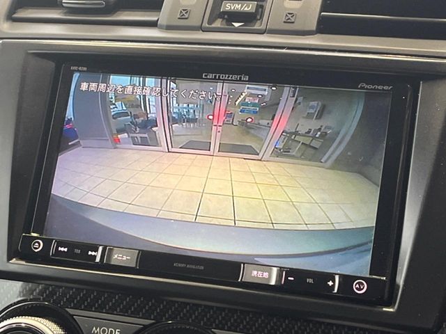 【バックカメラ】駐車時に後方がリアルタイム映像で確認できます。大型商業施設や立体駐車場での駐車時や、夜間のバック時に大活躍！運転スキルに関わらず、今や必須となった装備のひとつです！