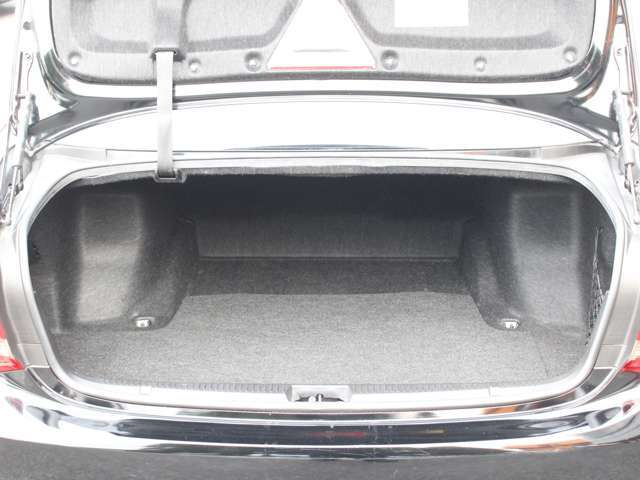 セダンならではのトランクスペース！ご家族で旅行に・仲間でゴルフにと幅広く楽しめます！