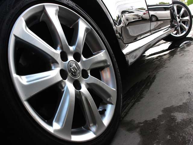 純正18インチアルミホイール！腰下荷重を軽くしてさらに燃費にも貢献します☆