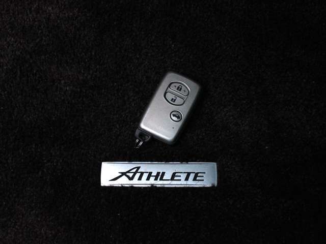 【スマートキー】カバンやポケットに入れたままでもドアの施錠・解錠が可能なスマートキーを装備。エンジンのオン・オフ時もカギを取り出す必要が無いからとっても便利です♪