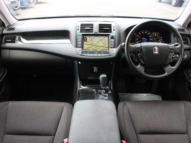 スッキリとしたクラウンアスリートらしいデザインのダッシュ回り！フロントビューの視認性もよく運転しやすいと思います★