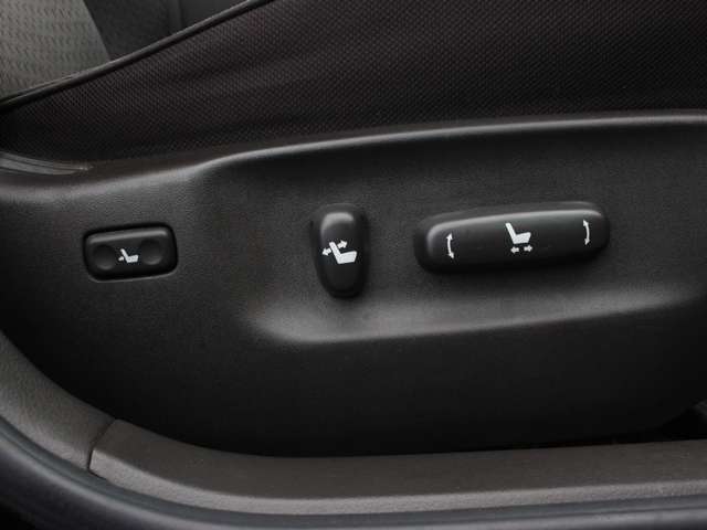 運転席・助手席にパワーシートが付いていますので無段階でお好みのポジションにセットできます。細かく自分仕様のシートポジションへ設定してください