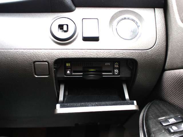 ETCももちろん装備！いまや無い車はないのではないかというくらいですがこちらも例外ではなく装備されております！後からつける手間もお金もかからず高速もスイスイなので友達・家族と遠出も楽しくなるはずです