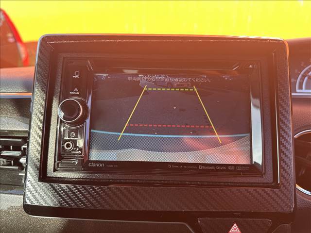 【バックカメラ】新車時に既についていますのでナビを取り付けいただければモニターに映し出すことも可能です。どこまで下がっていいか見るのにとても最適です。