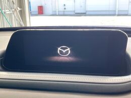 【10.25インチマツダコネクト】車内の雰囲気にマッチした大型ディスプレイ。スマホ接続でのナビ使用やBluetooth再生等、様々な機能が楽しめます。直感的なダイヤル操作が可能で、使い勝手も良好です。