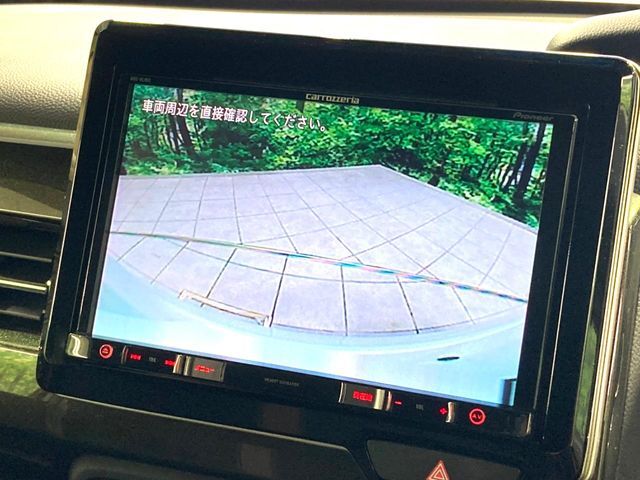 【バックカメラ】駐車時に後方がリアルタイム映像で確認できます。大型商業施設や立体駐車場での駐車時や、夜間のバック時に大活躍！運転スキルに関わらず、今や必須となった装備のひとつです！