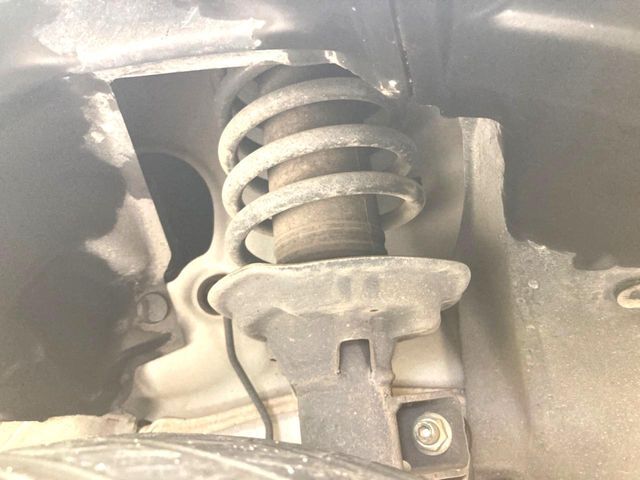 お車を安心してお乗りいただく為には、足回りの定期点検が欠かせません。サービスサポート（有償保証）では無料点検もご提供しており、安心のカーライフをお過ごしいただけるサポート体制が整っています。